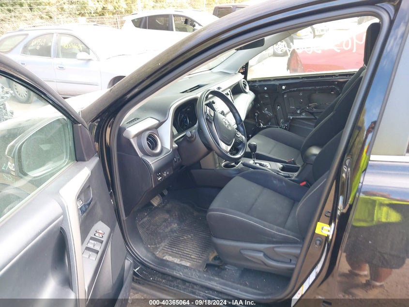 VIN 2T3RFREV5JW741434 2018 TOYOTA RAV4 XLE