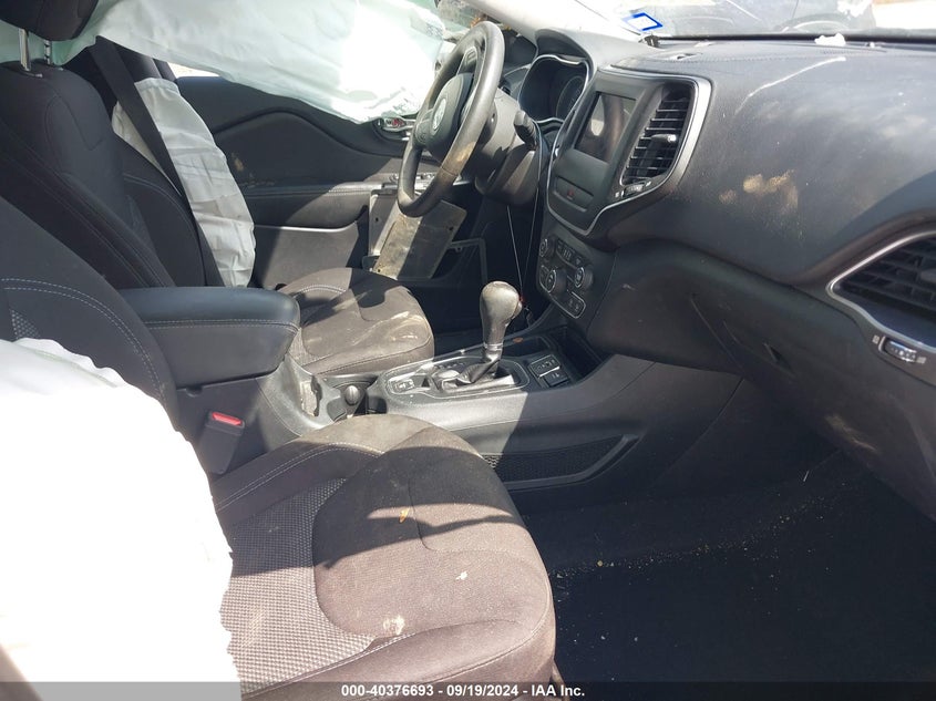 VIN 1C4PJLCX4KD340284 2019 JEEP CHEROKEE LATITUDE FWD
