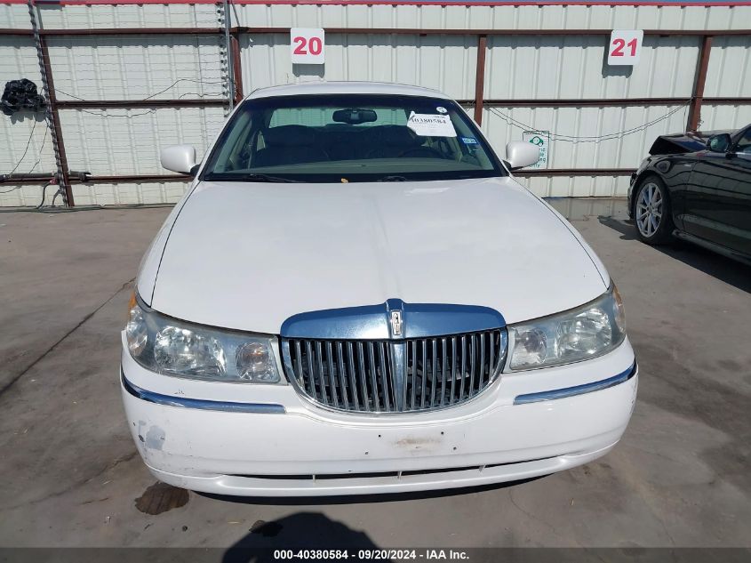 1LNHM82W31Y695421 2001 Lincoln Town Car Signature