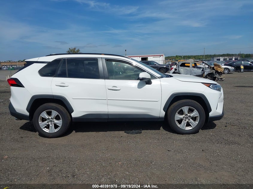 VIN JTMP1RFV8KD022942 2019 TOYOTA RAV4 XLE