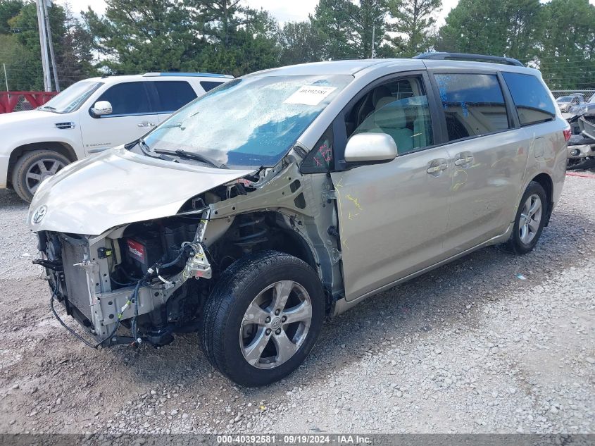 5TDKZ3DC4HS842420 2017 TOYOTA SIENNA - Image 2