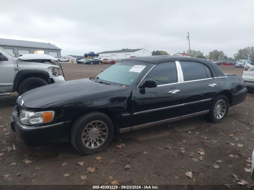 1LNHM82W41Y613020 2001 Lincoln Town Car Signature