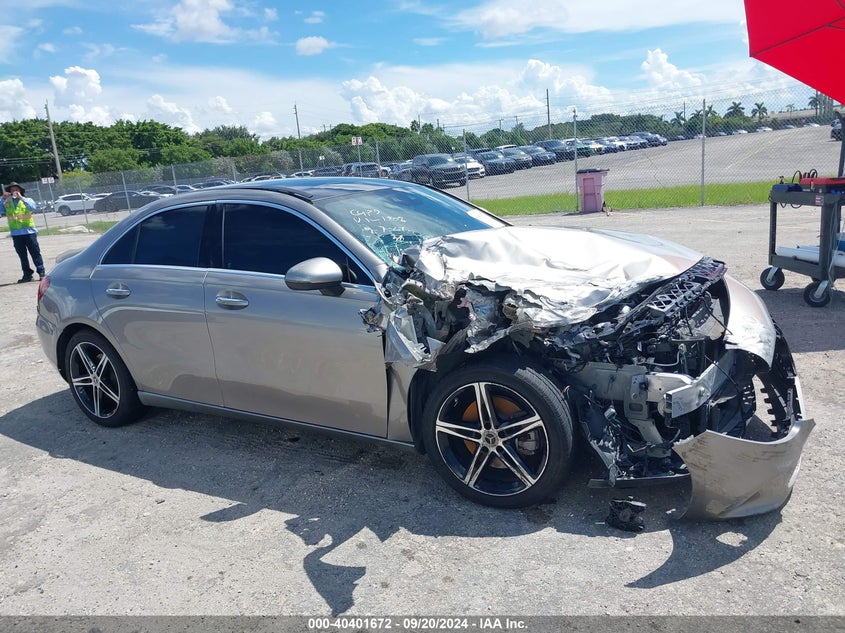 VIN WDD3G4EB7KW001808 2019 MERCEDES-BENZ A 220