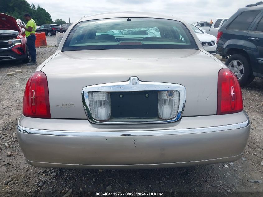 1LNHM82W62Y661863 2002 Lincoln Town Car Signature