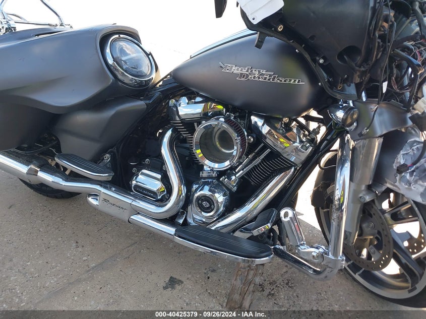 VIN 1HD1KRC1XHB607013 2017 HARLEY-DAVIDSON FLHXS STREET GLIDE SPECIAL