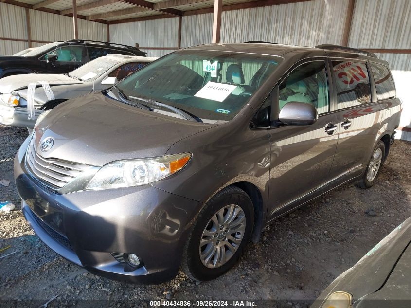 5TDYZ3DC8HS885569 2017 TOYOTA SIENNA - Image 2