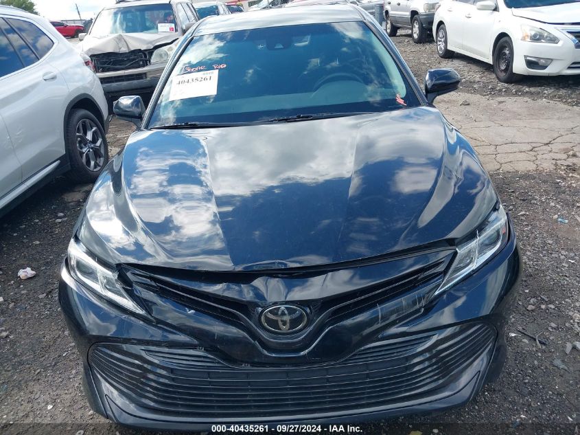 2018 Toyota Camry Le VIN: 4T1B11HK1JU112488 Lot: 40435261