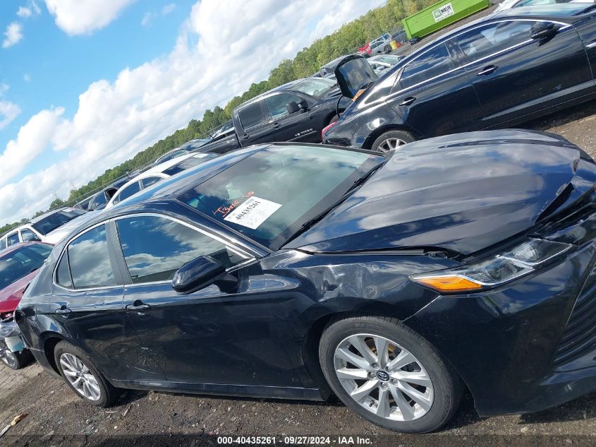 2018 Toyota Camry Le VIN: 4T1B11HK1JU112488 Lot: 40435261