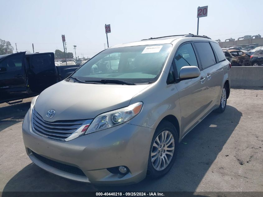 5TDYZ3DC8HS857383 2017 TOYOTA SIENNA - Image 2