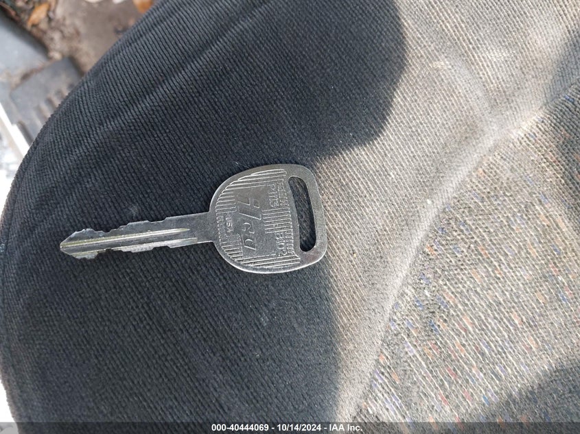 2000 Chevrolet Silverado 1500 Ls VIN: 1GCEC14T2YE137205 Lot: 40444069