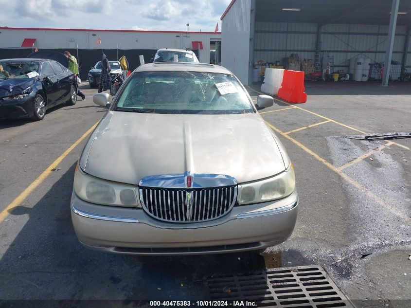 1LNHM82WXYY798684 2000 Lincoln Town Car Signature