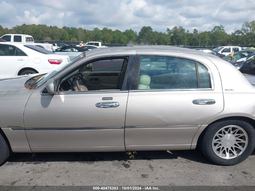 2000 Lincoln Town Car Signature VIN: 1LNHM82WXYY798684 Lot: 40475383