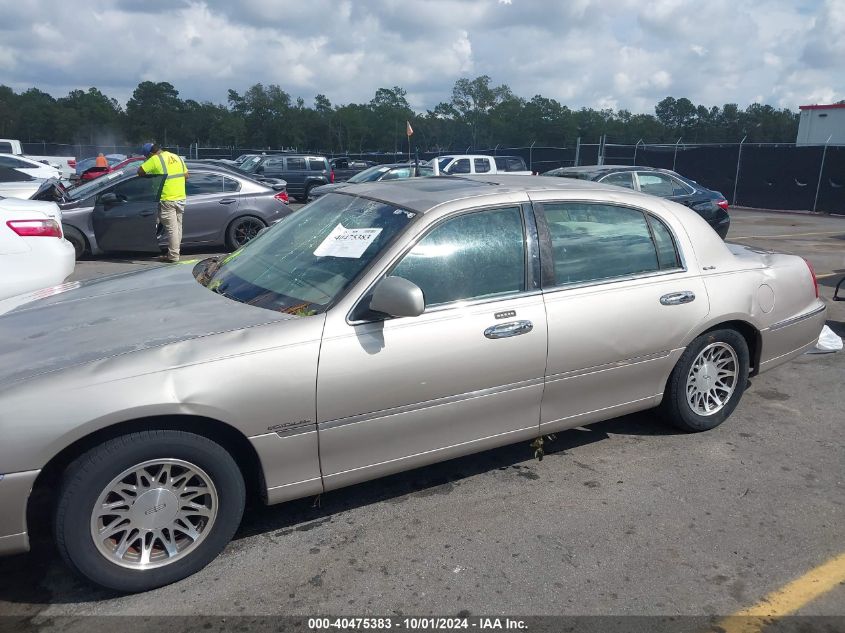 2000 Lincoln Town Car Signature VIN: 1LNHM82WXYY798684 Lot: 40475383