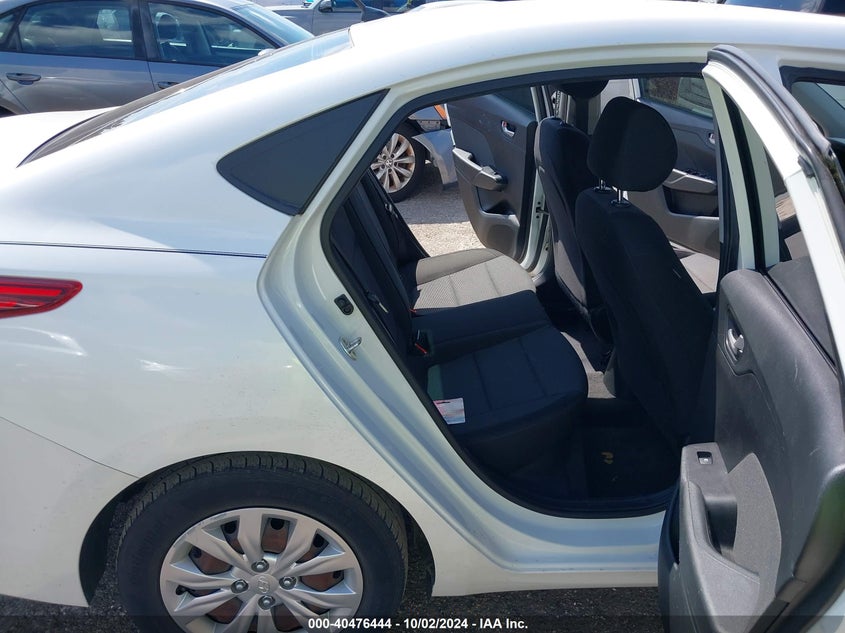 VIN 3KPC24A32JE014983 2018 HYUNDAI ACCENT SE