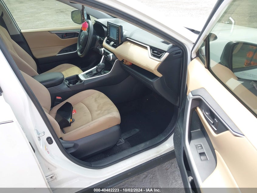 VIN JTMK1RFV1KD005586 2019 TOYOTA RAV4 LE