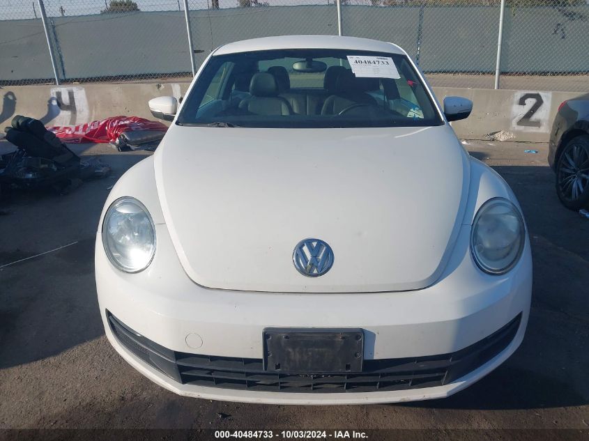 2013 Volkswagen Beetle 2.5L VIN: 3VWJP7AT4DM690563 Lot: 40484733