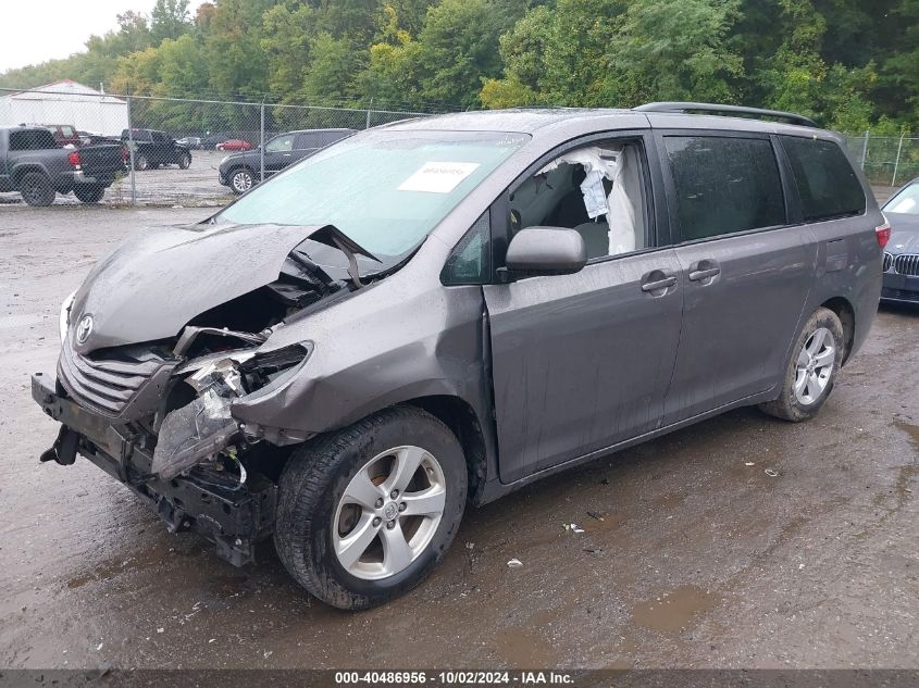 5TDKZ3DC9HS889569 2017 TOYOTA SIENNA - Image 2