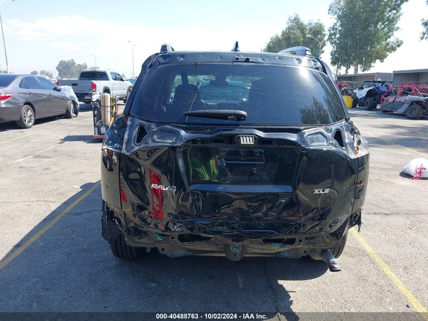 VIN 2T3WFREV3JW420432 2018 TOYOTA RAV4 XLE