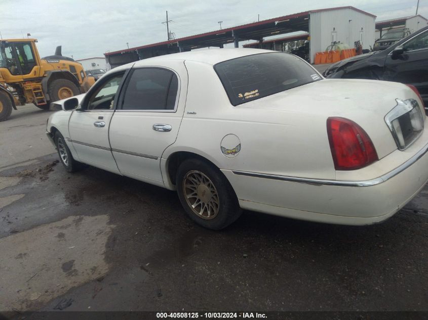 2000 Lincoln Town Car Signature VIN: 1LNHM82W2YY888315 Lot: 40508125