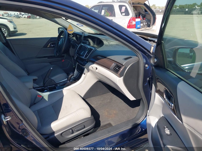 2016 HONDA ACCORD VIN: 1HGCR2F84GA163980
