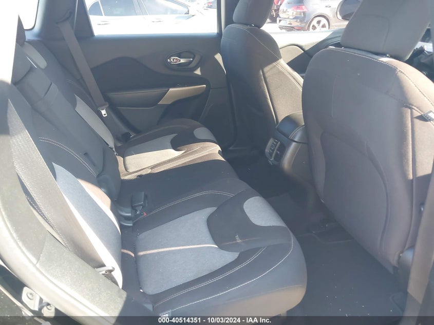 1C4PJLCB4JD587422 2018 Jeep Cherokee Latitude