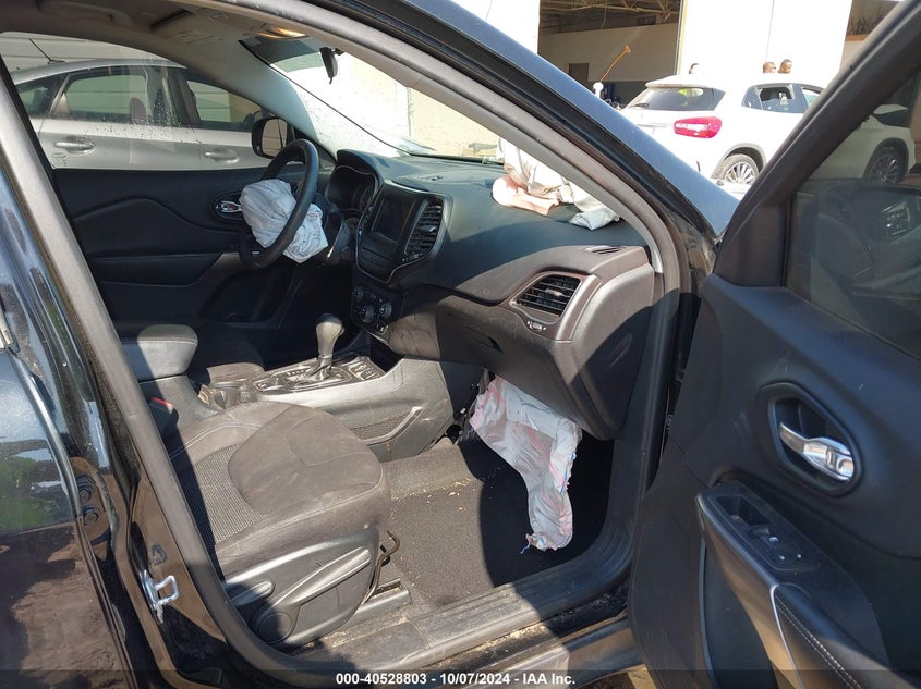VIN 1C4PJLCB3KD358957 2019 JEEP CHEROKEE LATITUDE FWD