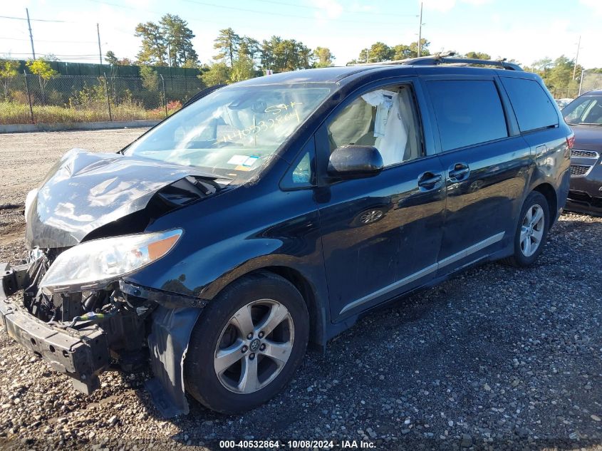 5TDKZ3DC7JS935003 2018 TOYOTA SIENNA - Image 2