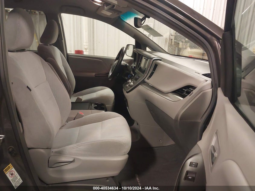 VIN 5TDKZ3DC2HS773341 2017 TOYOTA SIENNA LE 8 PASSENGER