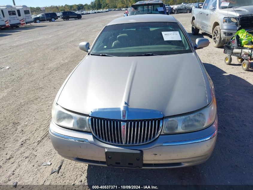 2000 Lincoln Town Car Executive VIN: 1LNHM81W0YY788652 Lot: 40537371