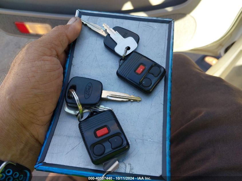 2000 Ford Expedition Xlt VIN: 1FMRU1667YLC33702 Lot: 40537440