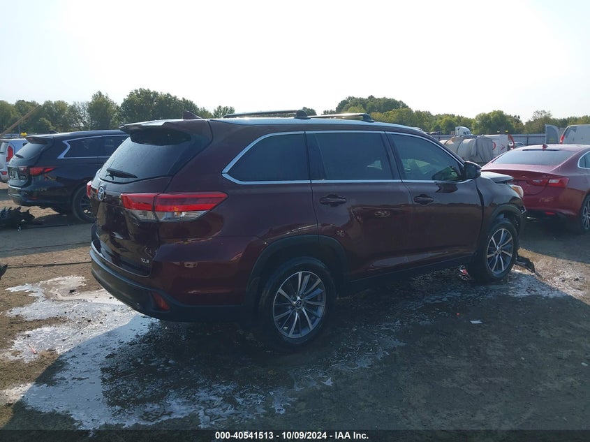 Image 4 of 2019 Toyota Highlander  salvage vehicle - Lot #40541513 at IAAI