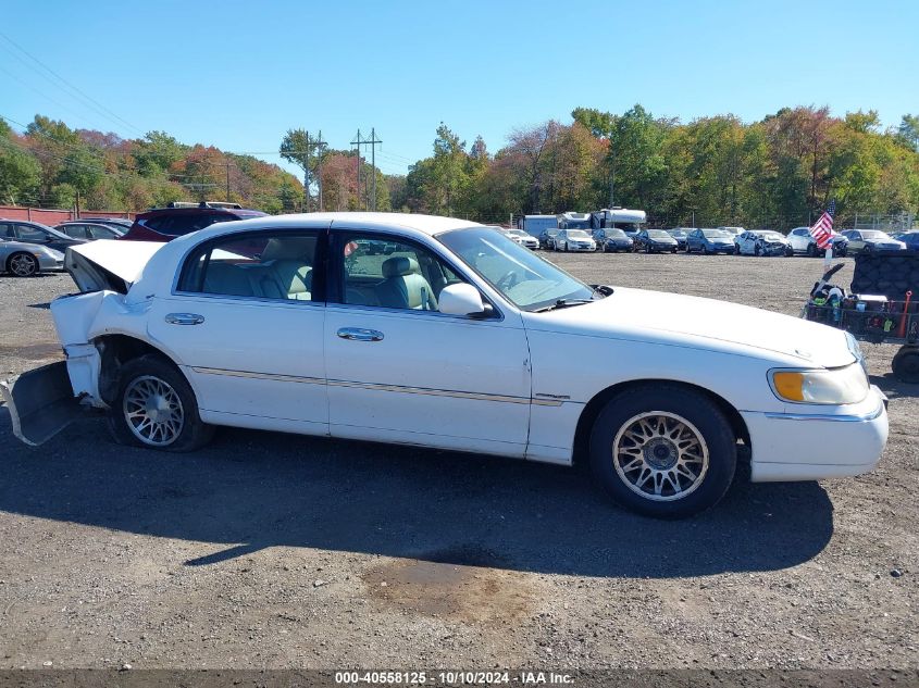 2000 Lincoln Town Car Signature VIN: 1LNHM82W7YY864950 Lot: 40558125