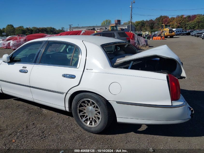 2000 Lincoln Town Car Signature VIN: 1LNHM82W7YY864950 Lot: 40558125