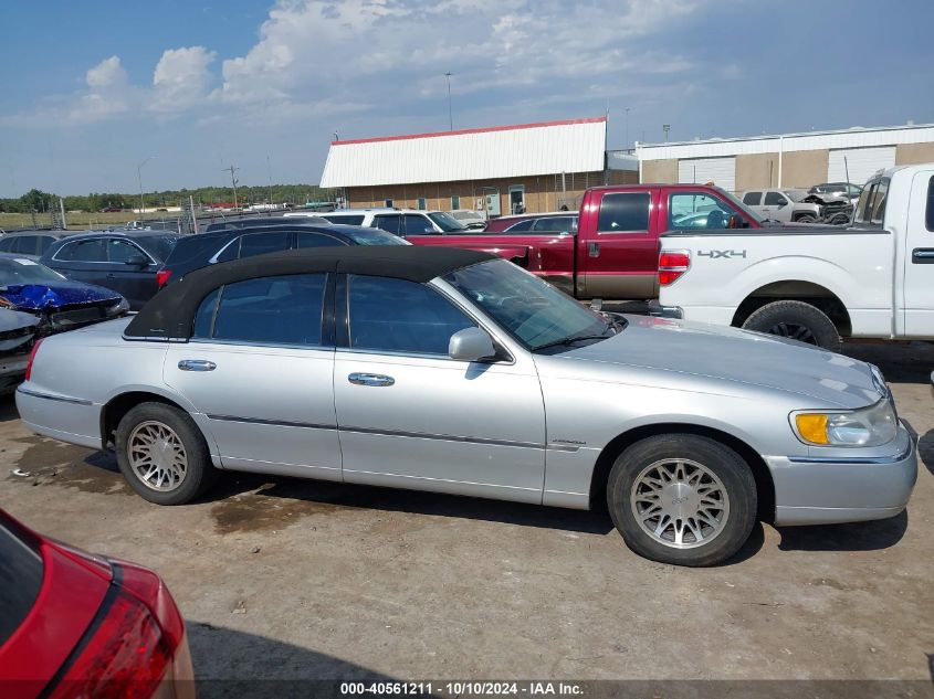 2001 Lincoln Town Car Signature VIN: 1LNHM82W91Y669566 Lot: 40561211