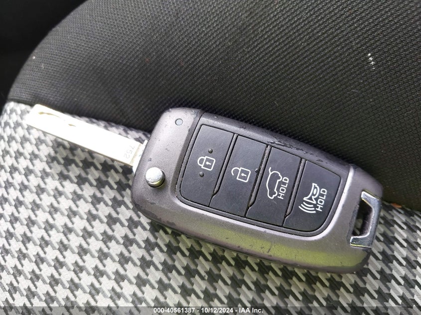 2019 HYUNDAI KONA SE - KM8K12AAXKU265637