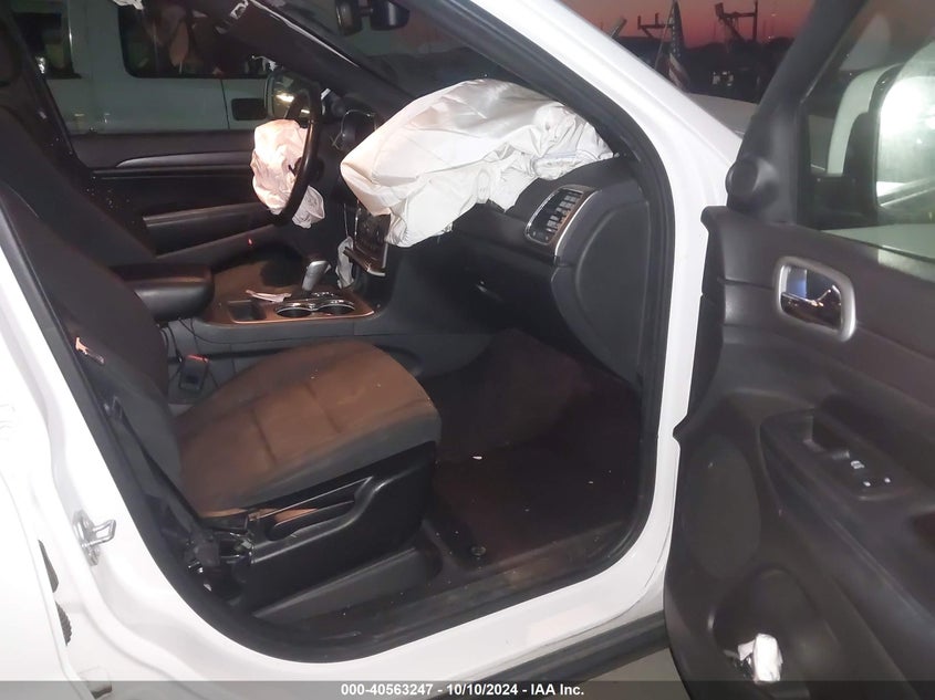 VIN 1C4RJEAG2JC512789 2018 JEEP GRAND CHEROKEE LAREDO E 4X2