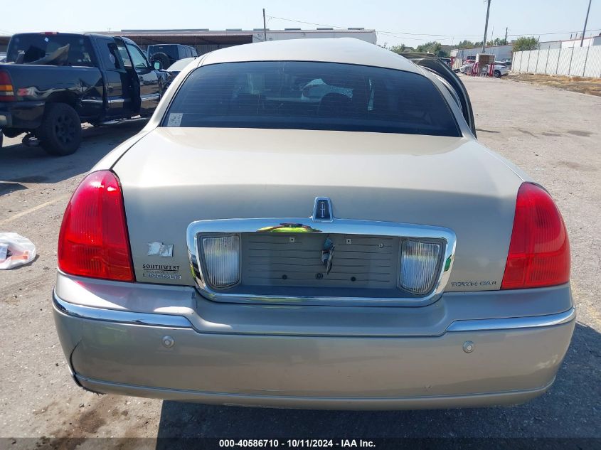 2004 Lincoln Town Car Signature VIN: 1LNHM81W24Y688854 Lot: 40586710