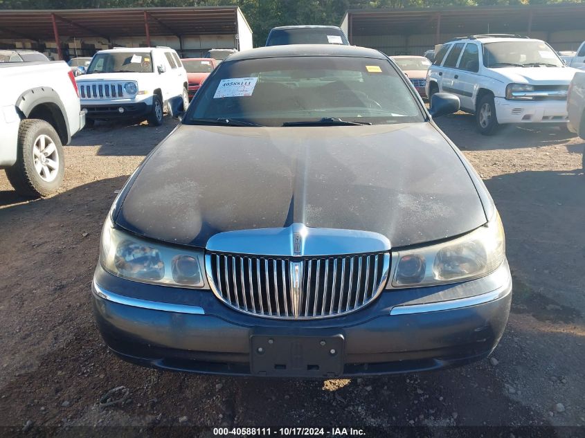 1999 Lincoln Town Car Executive VIN: 1LNHM81W6XY668286 Lot: 40588111