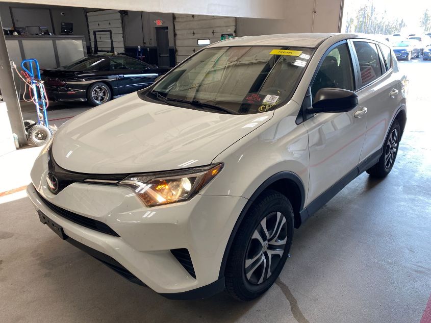 JTMBFREV9JJ221804 2018 Toyota Rav4 Le