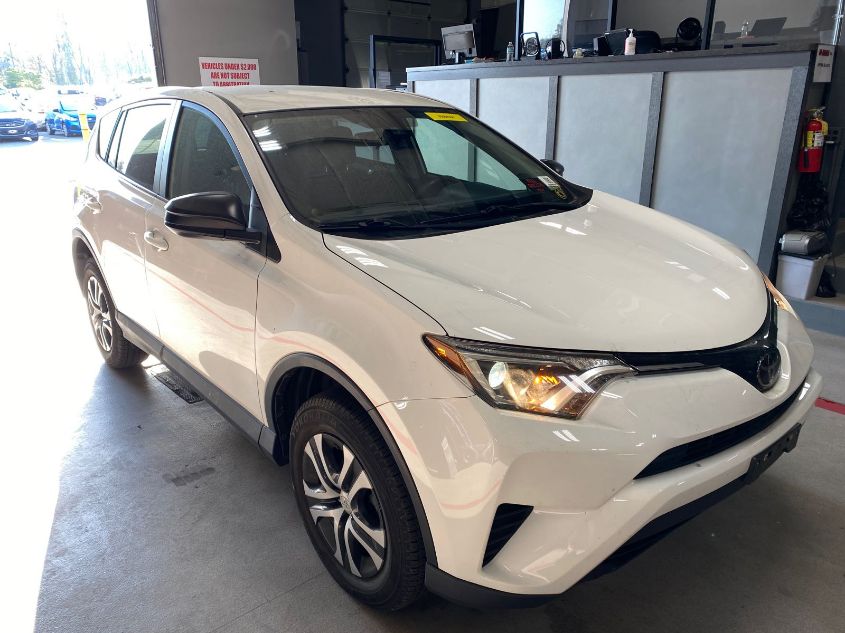 JTMBFREV9JJ221804 2018 Toyota Rav4 Le