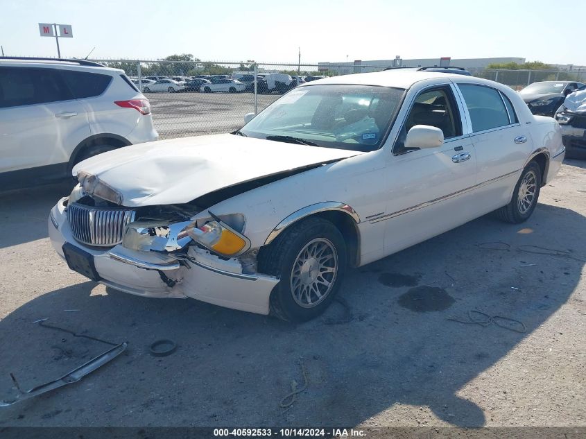 2000 Lincoln Town Car Signature VIN: 1LNHM82W9YY766213 Lot: 40592533