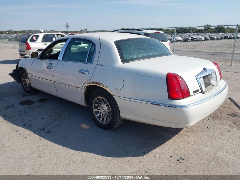 2000 Lincoln Town Car Signature VIN: 1LNHM82W9YY766213 Lot: 40592533