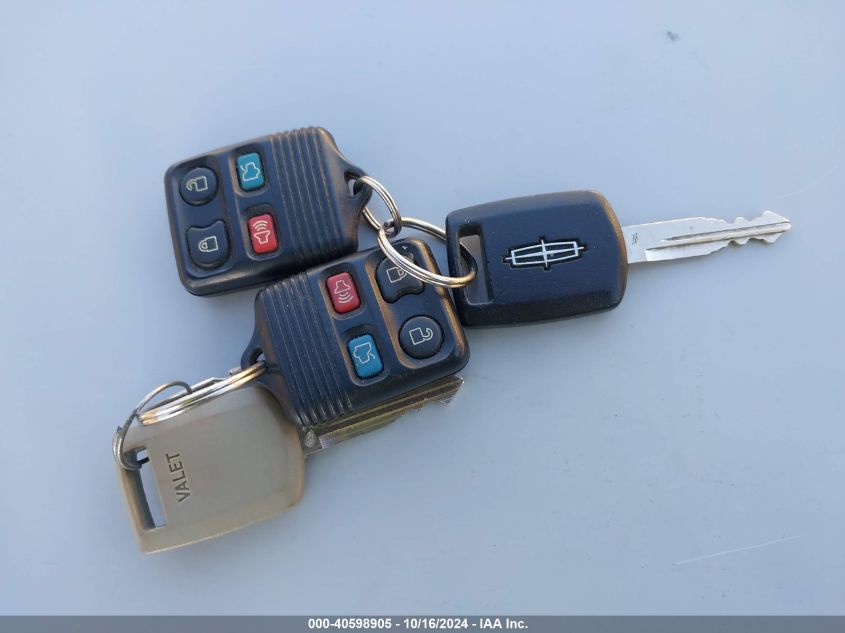 2008 Lincoln Town Car Signature Limited VIN: 2LNHM82W88X639100 Lot: 40598905