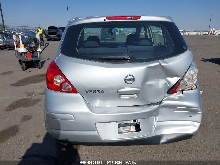 2009 Nissan Versa 1.8S VIN: 3N1BC13E69L449697 Lot: 40603591