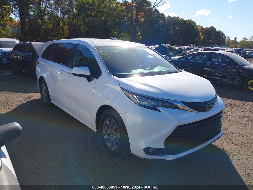 2022 TOYOTA SIENNA LE - 5TDKRKEC4NS101057