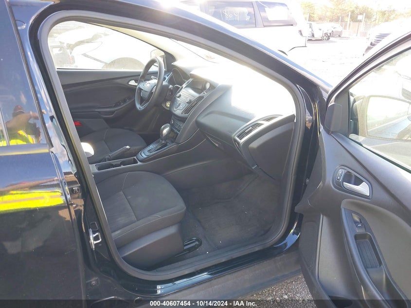 VIN 1FADP3K29JL316077 2018 FORD FOCUS SE