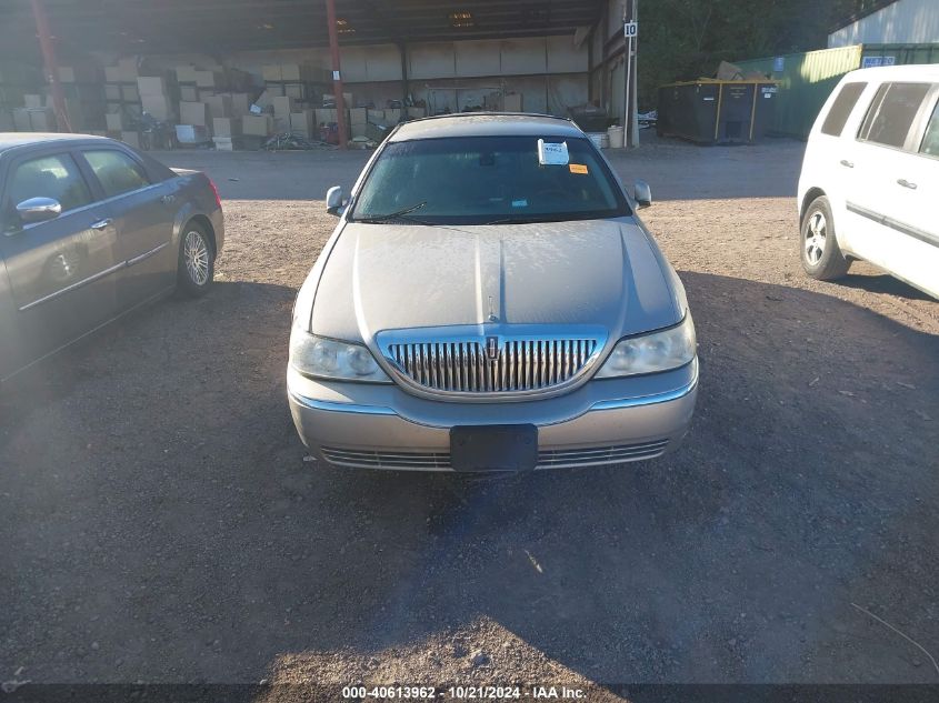 2003 Lincoln Town Car Signature/Signature Premium VIN: 1LNHM82W63Y661525 Lot: 40613962