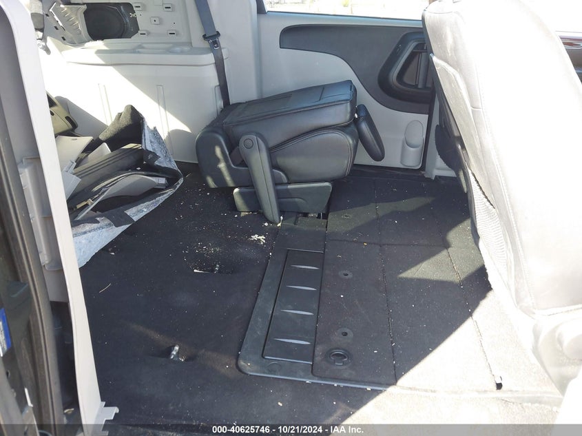 VIN 2C4RDGCG2HR813323 2017 DODGE GRAND CARAVAN SXT