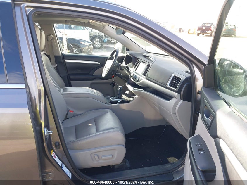 VIN 5TDJZRFH0JS888954 2018 TOYOTA HIGHLANDER XLE