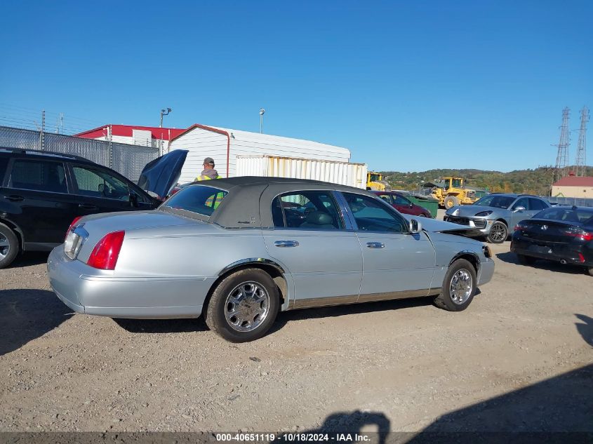 1999 Lincoln Town Car Signature VIN: 1LNHM82W2XY610979 Lot: 40651119